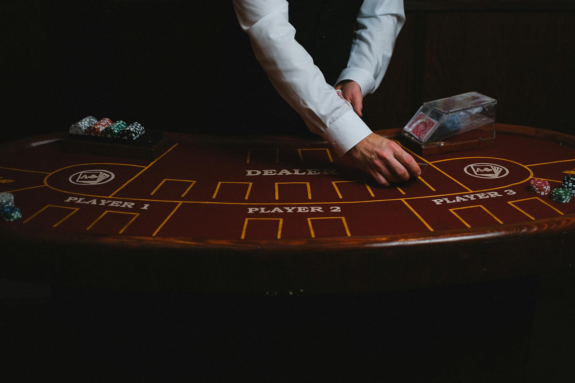 Dealer đang chia bài baccarat trên bàn chơi trong casino