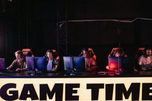 Sân khấu giải đấu e-sport với tuyển thủ đang thi đấu