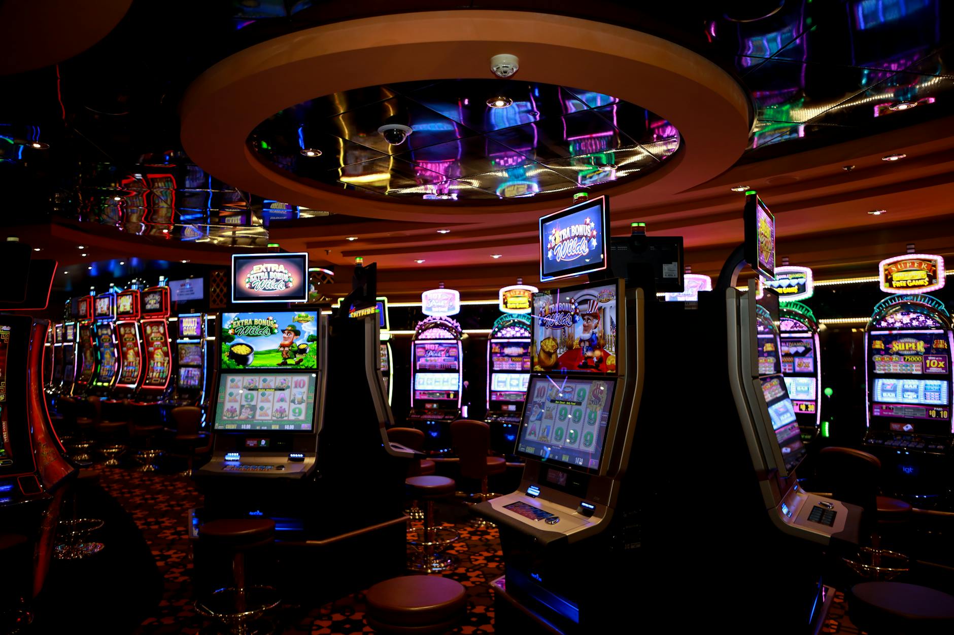 Người chơi kiểm tra mức cược và thông tin game trước khi quay