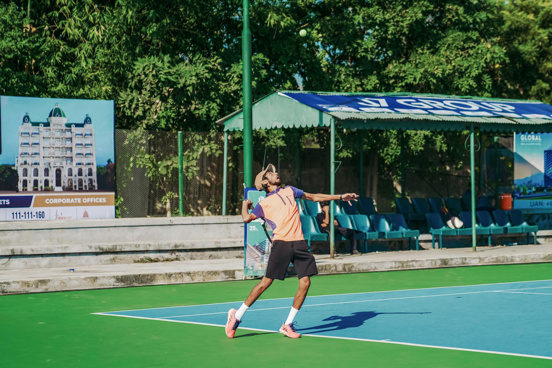 Pha giao bóng trên sân cỏ trong một trận tennis